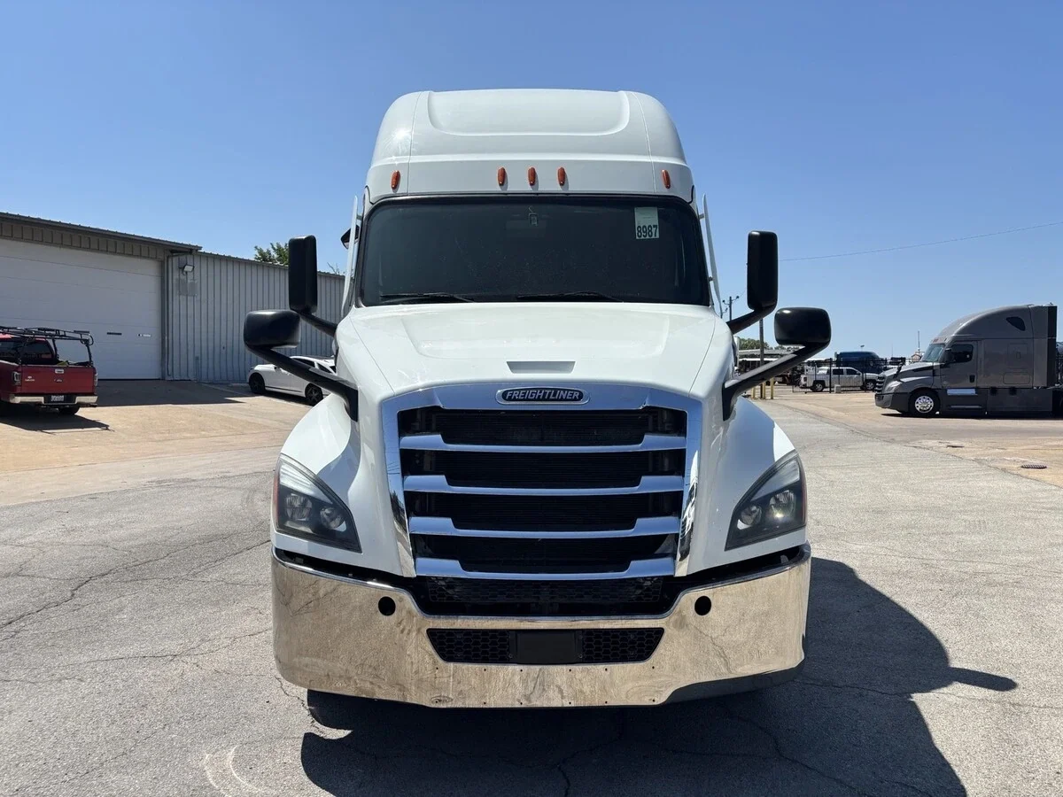 2023 Freightliner Cascadia — photo 2