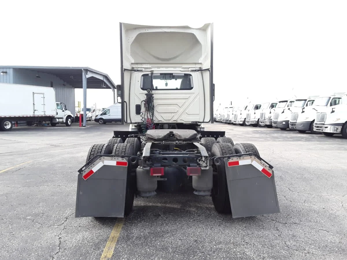 2022 International LT - image 5