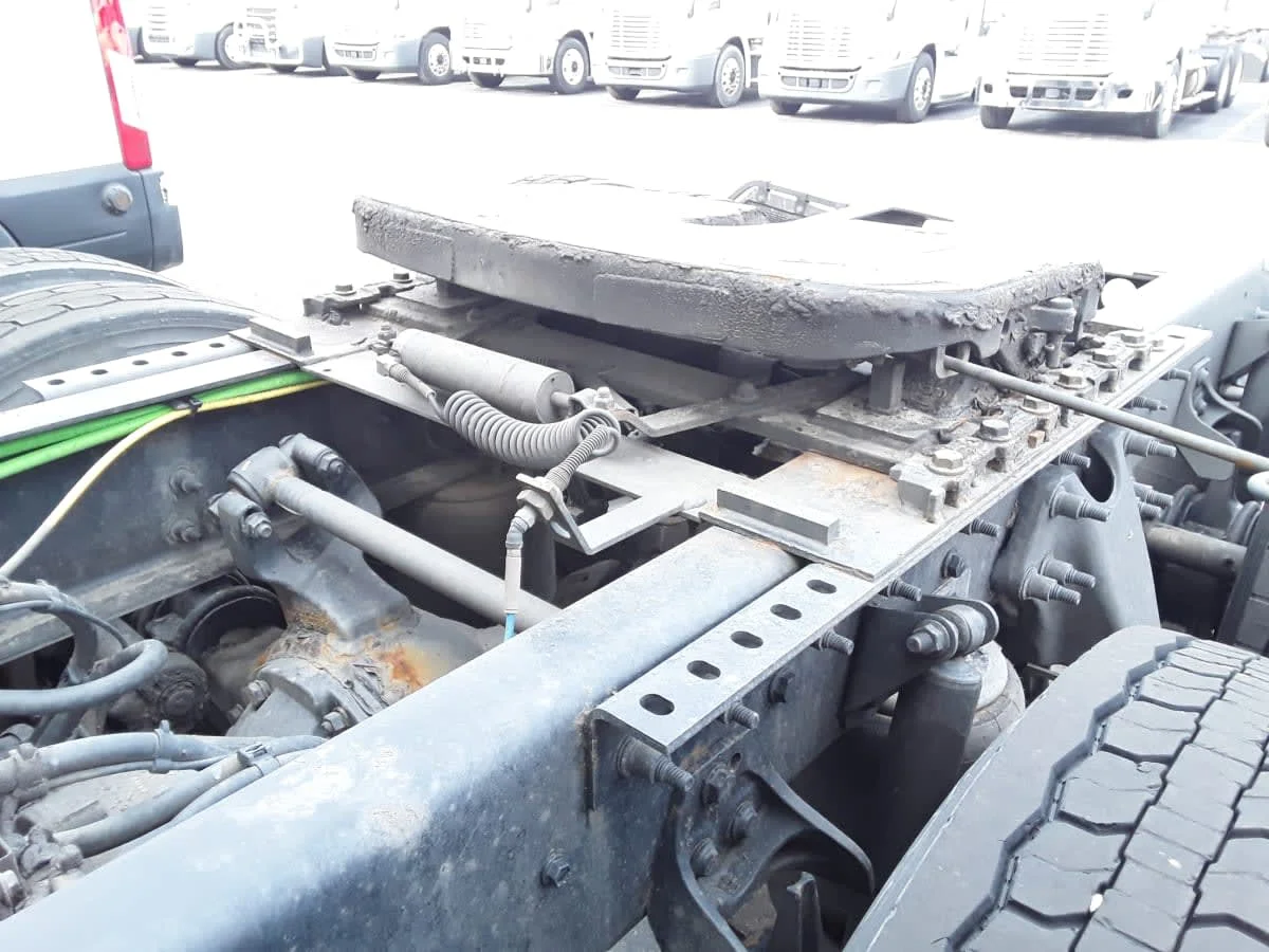 2022 International LT - image 13