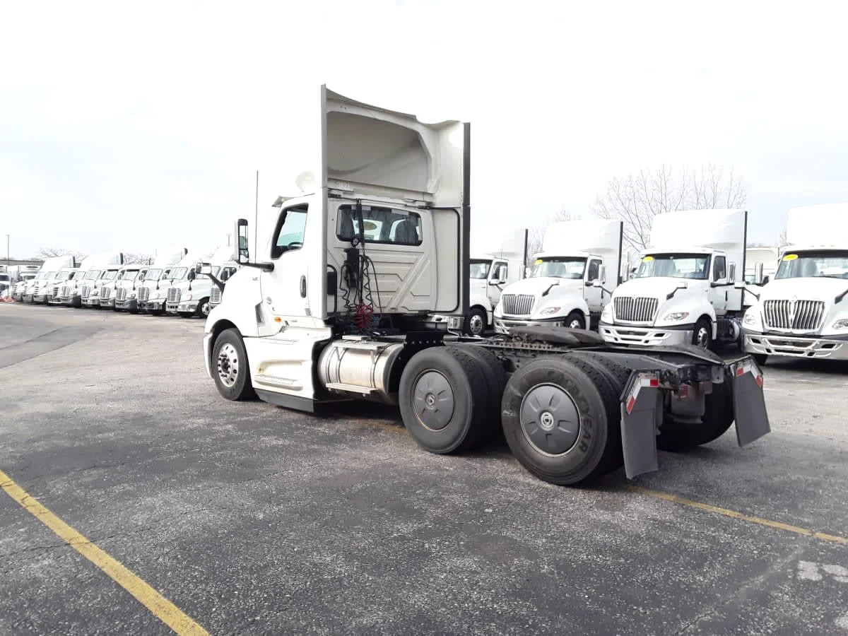 2022 International LT - image 6