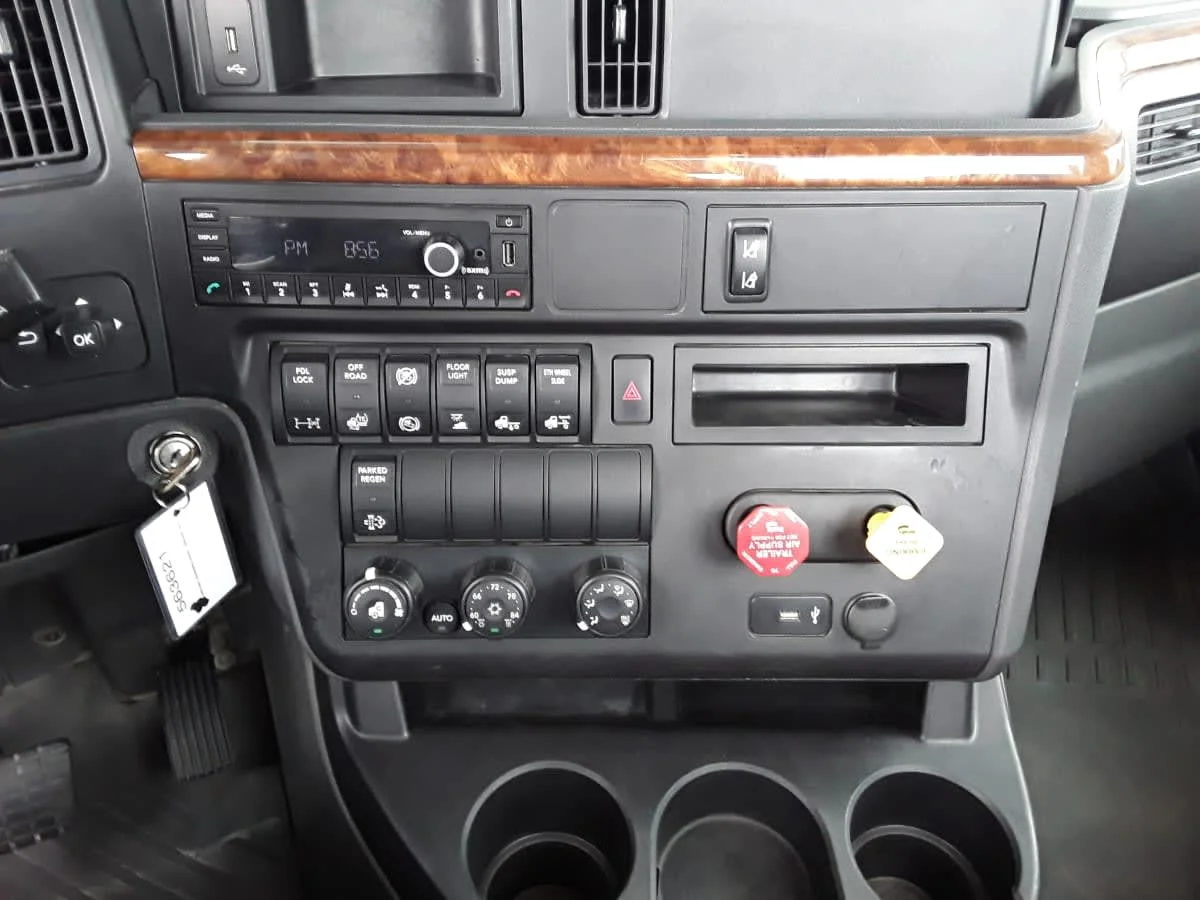 2022 International LT - image 9