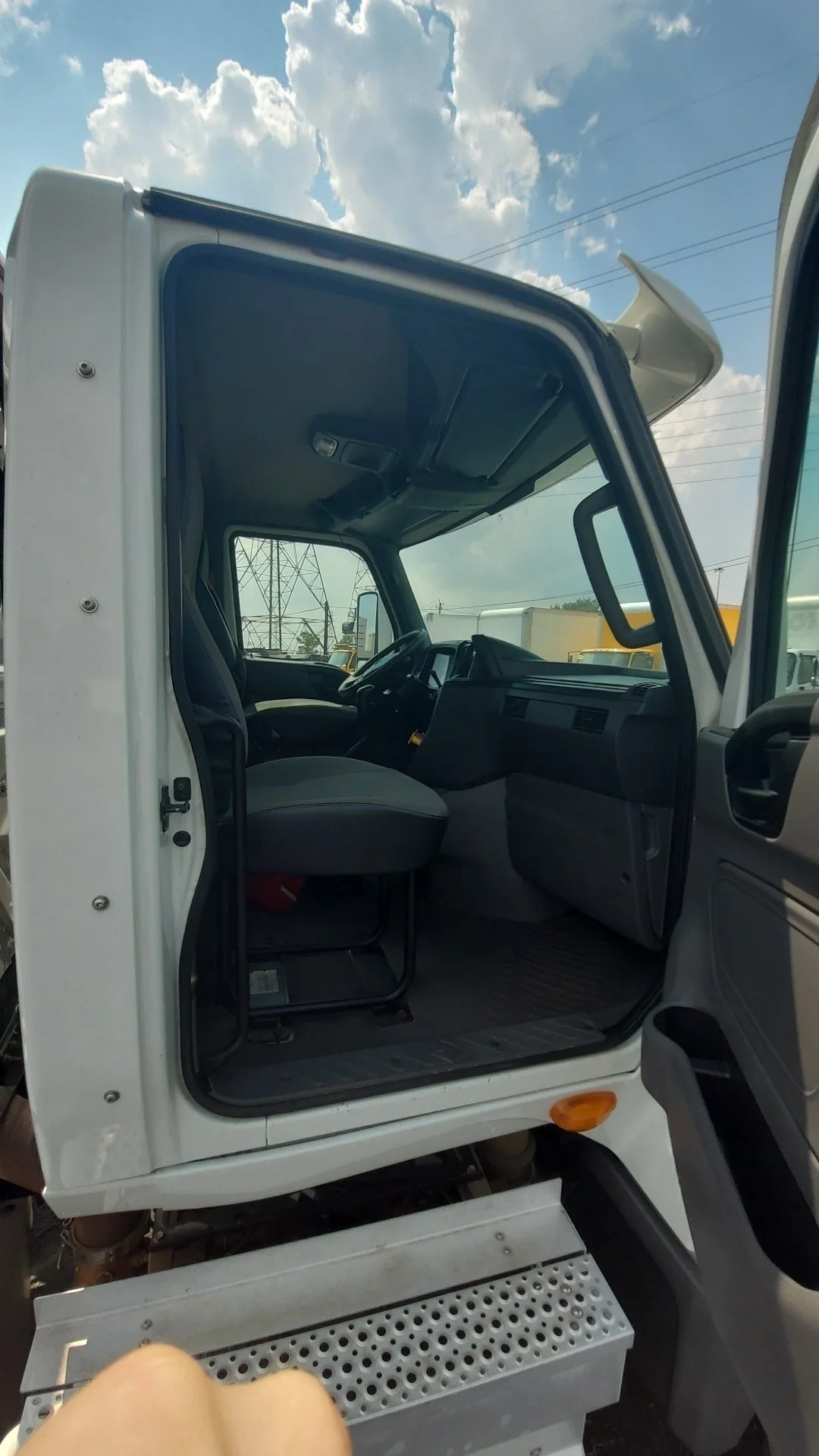 2018 International LT - image 6