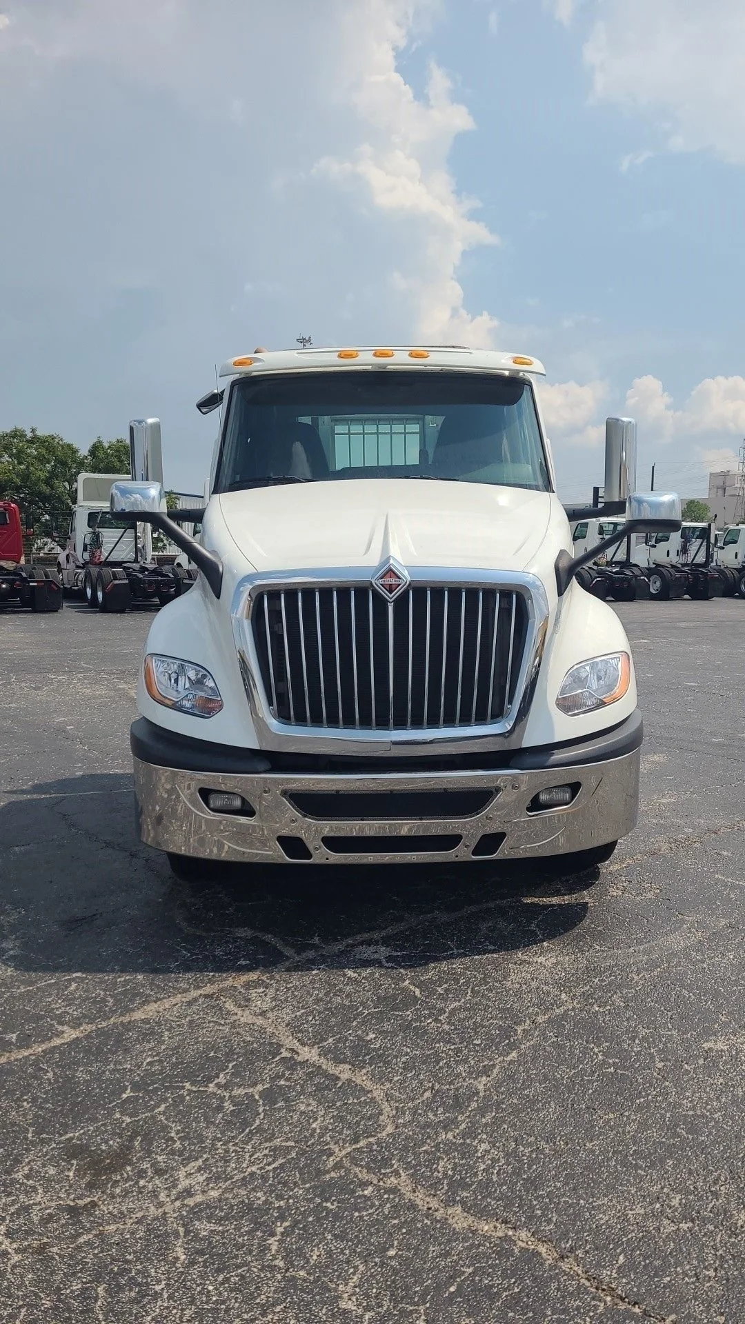 2018 International LT - image 3