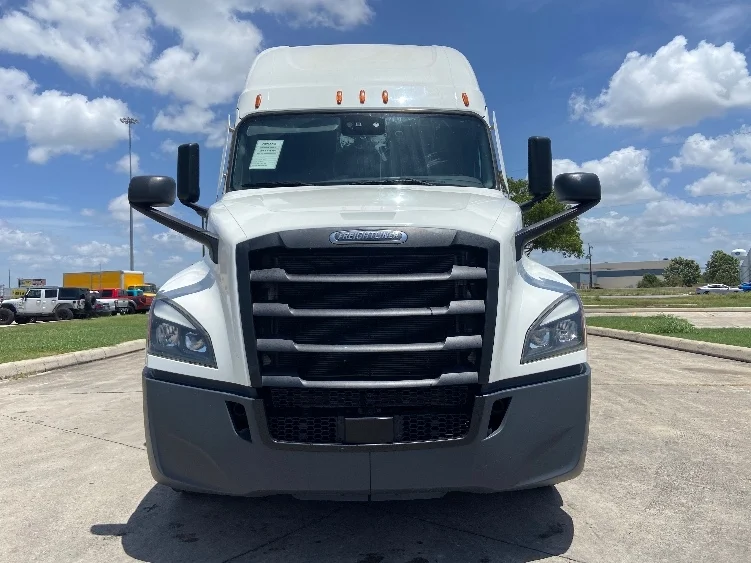 2022 Freightliner Cascadia in San Antonio, TX — photo 2