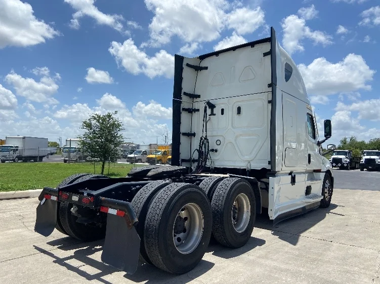 2022 Freightliner Cascadia in San Antonio, TX — photo 7