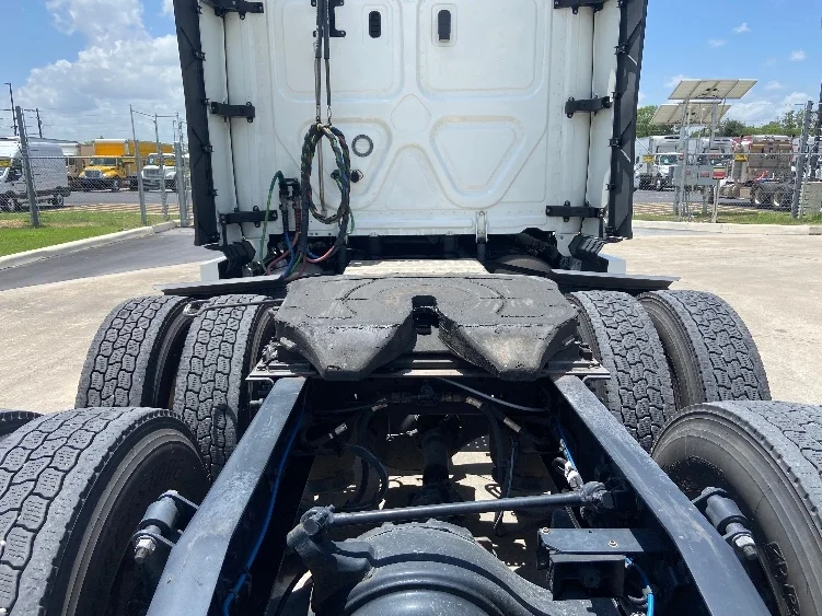 2022 Freightliner Cascadia in San Antonio, TX — photo 6