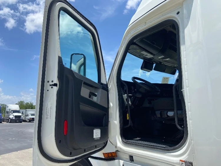 2022 Freightliner Cascadia in San Antonio, TX — photo 9
