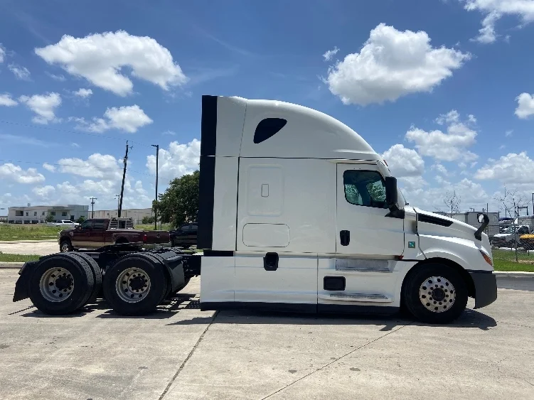 2022 Freightliner Cascadia in San Antonio, TX — photo 8