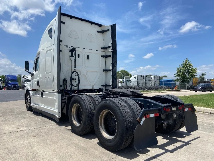 2022 Freightliner Cascadia in San Antonio, TX — photo 5