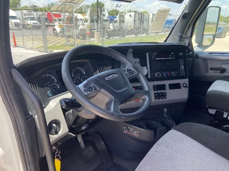 2022 Freightliner Cascadia in San Antonio, TX — photo 10