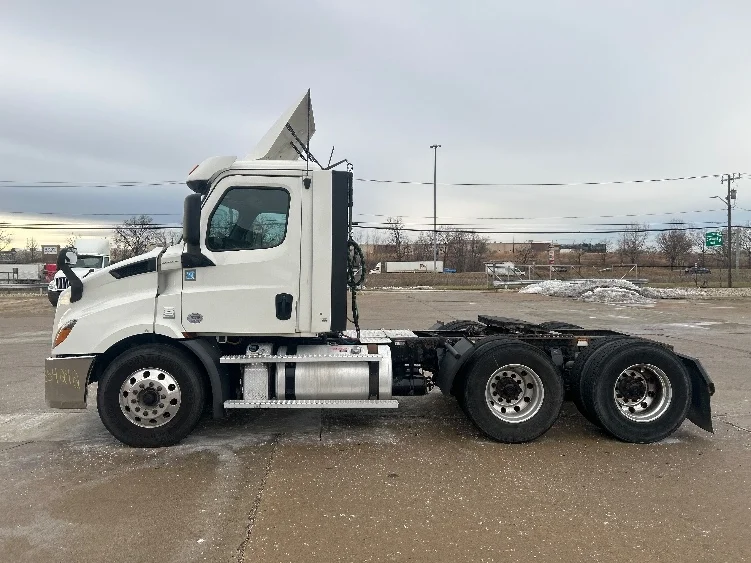 2020 Freightliner Cascadia in Allen Park, MI — photo 4