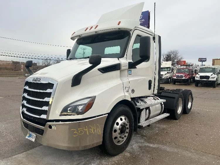 2020 Freightliner Cascadia in Allen Park, MI — photo 3
