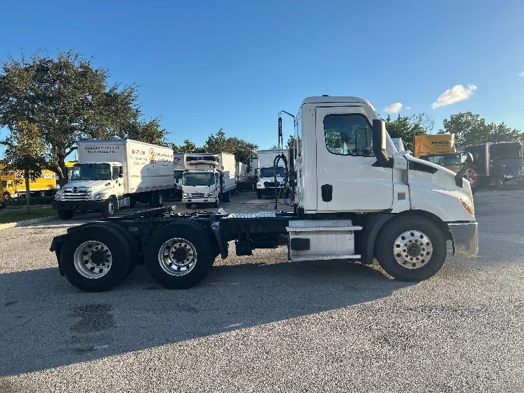 2021 Freightliner Cascadia in Medley, FL — photo 8