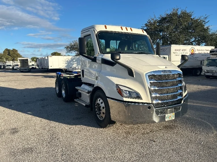 2021 Freightliner Cascadia in Medley, FL