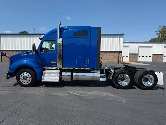 2023 Kenworth T880 in Kansas City, MO — photo 6