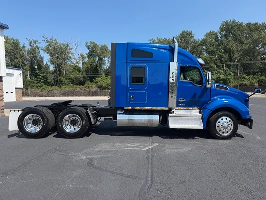 2023 Kenworth T880 in Kansas City, MO — photo 2