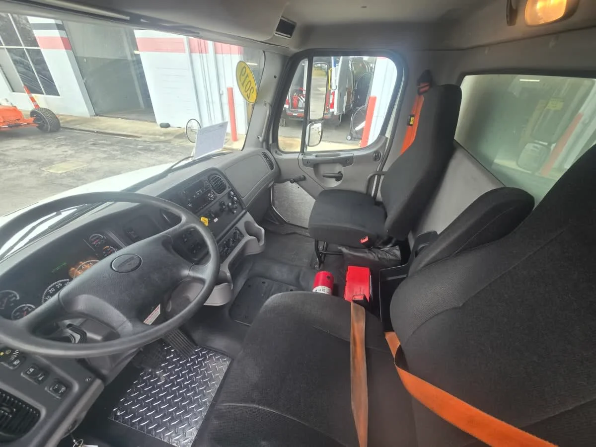 2019 Freightliner M2 106 in Tampa, FL — photo 8