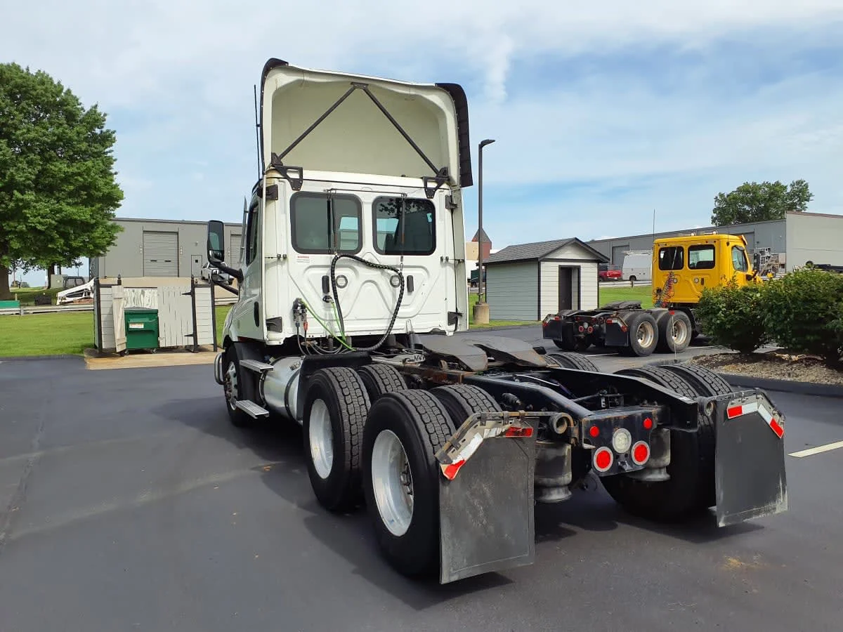 2023 Freightliner Cascadia in O'fallon, MO — photo 6