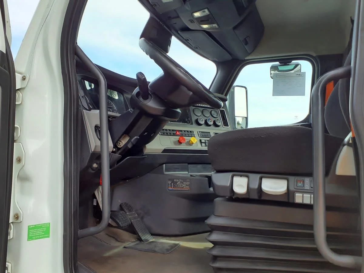 2023 Freightliner Cascadia in O'fallon, MO — photo 7