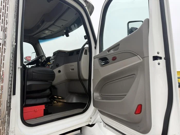 2020 Peterbilt 567 - image 23