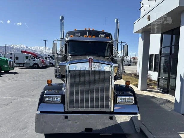2025 Kenworth W900 - image 2