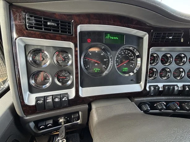 2025 Kenworth W900 - image 17