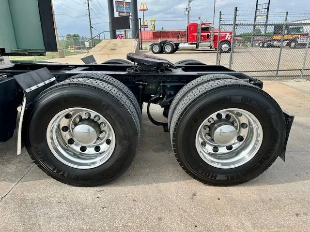 2020 Peterbilt 579 - image 9