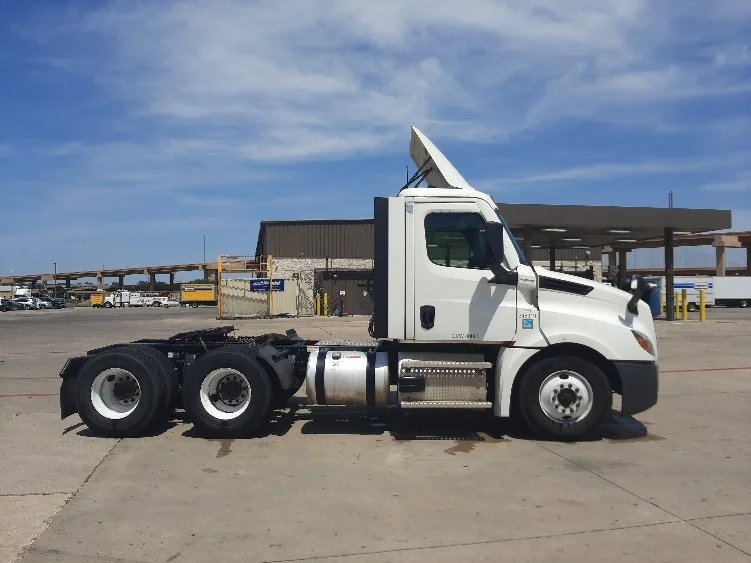 2021 Freightliner Cascadia in Fort Worth, TX — photo 8