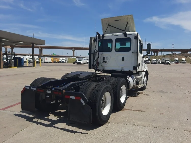 2021 Freightliner Cascadia in Fort Worth, TX — photo 7