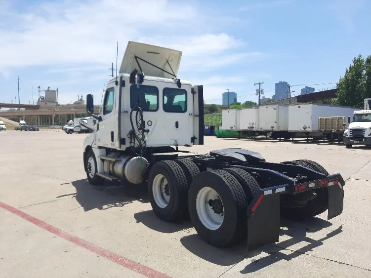 2021 Freightliner Cascadia in Fort Worth, TX — photo 5