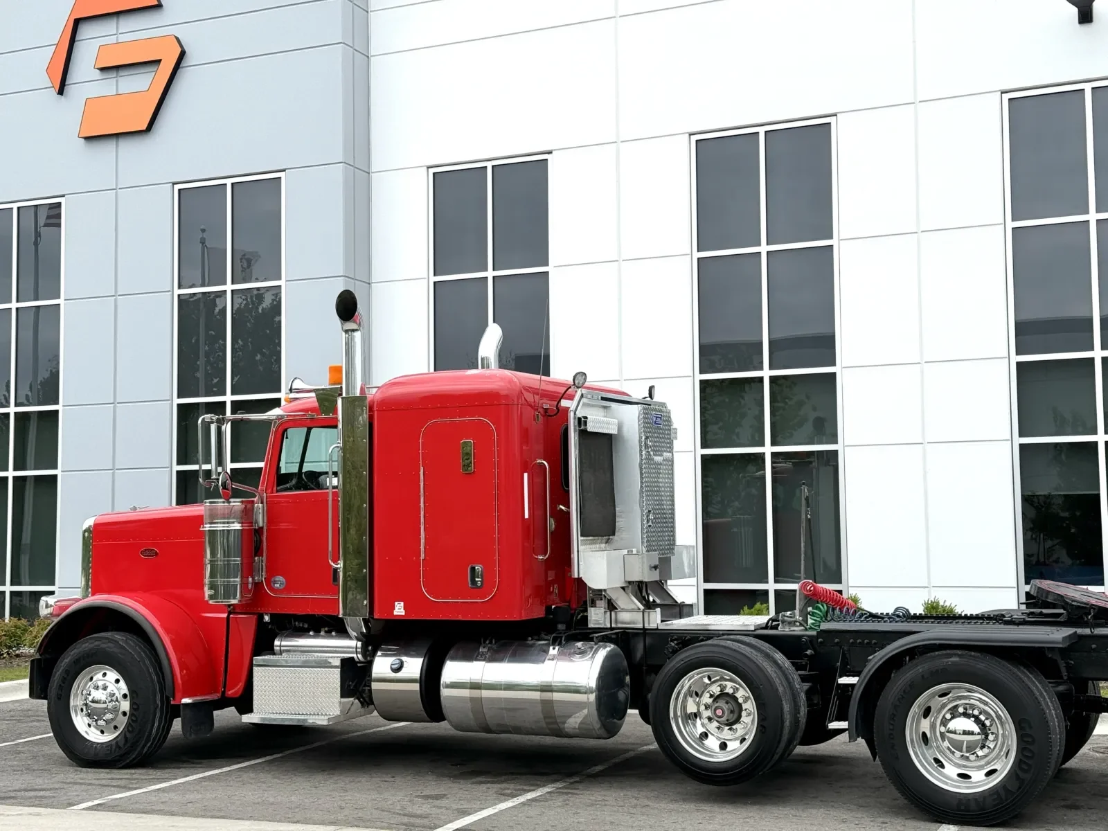 2014 Peterbilt 388 in New Lenox, IL — photo 8