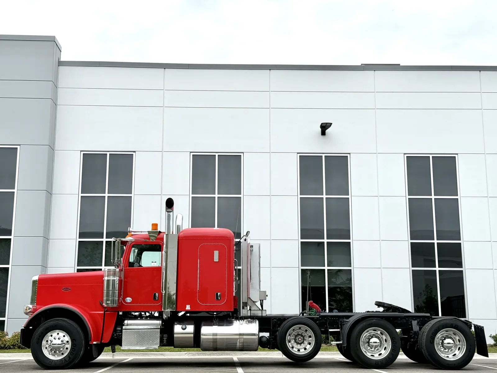 2014 Peterbilt 388 in New Lenox, IL — photo 4