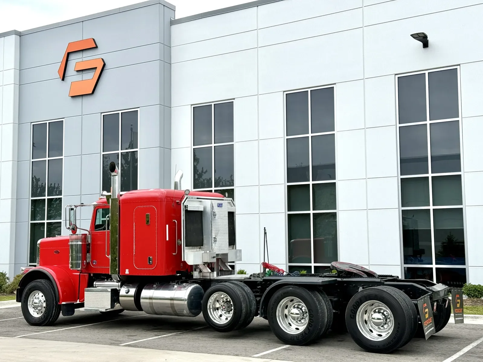 2014 Peterbilt 388 in New Lenox, IL — photo 6