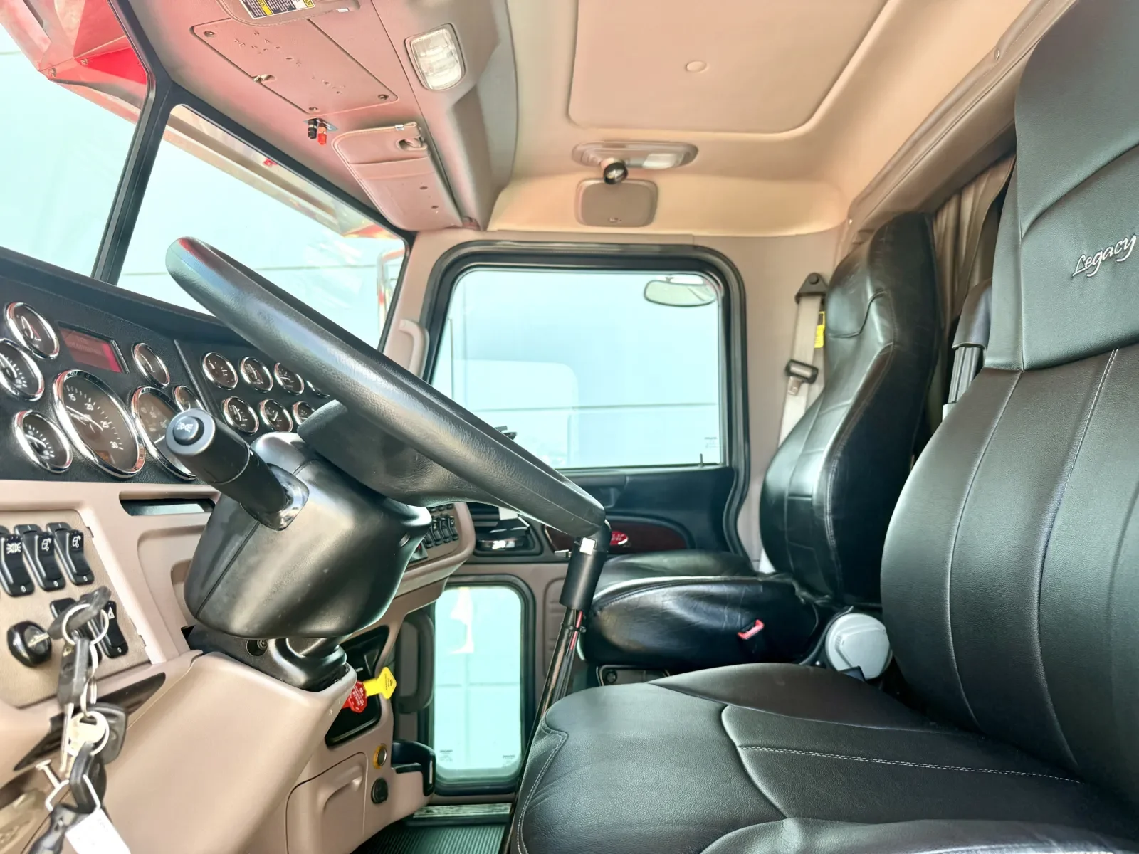 2014 Peterbilt 388 in New Lenox, IL — photo 14
