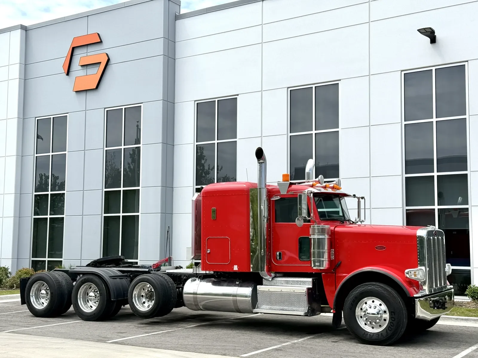 2014 Peterbilt 388 in New Lenox, IL — photo 2