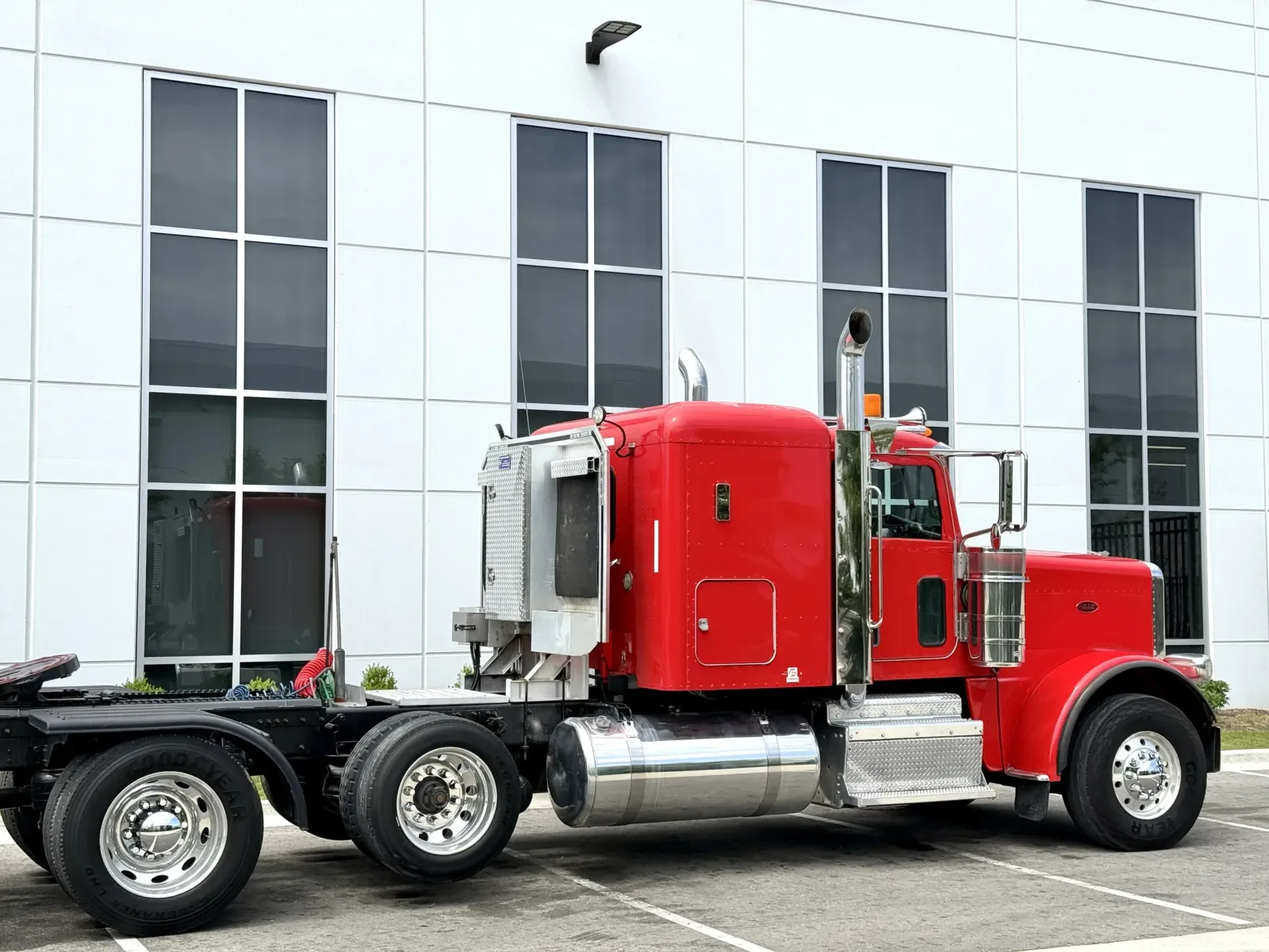 2014 Peterbilt 388 in New Lenox, IL — photo 7