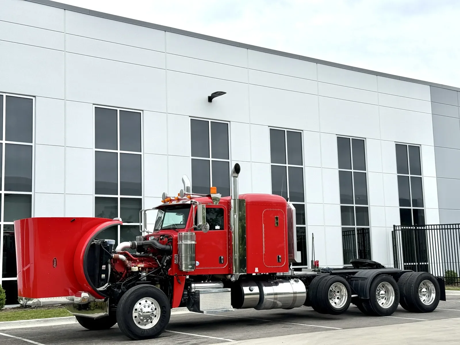 2014 Peterbilt 388 in New Lenox, IL — photo 10