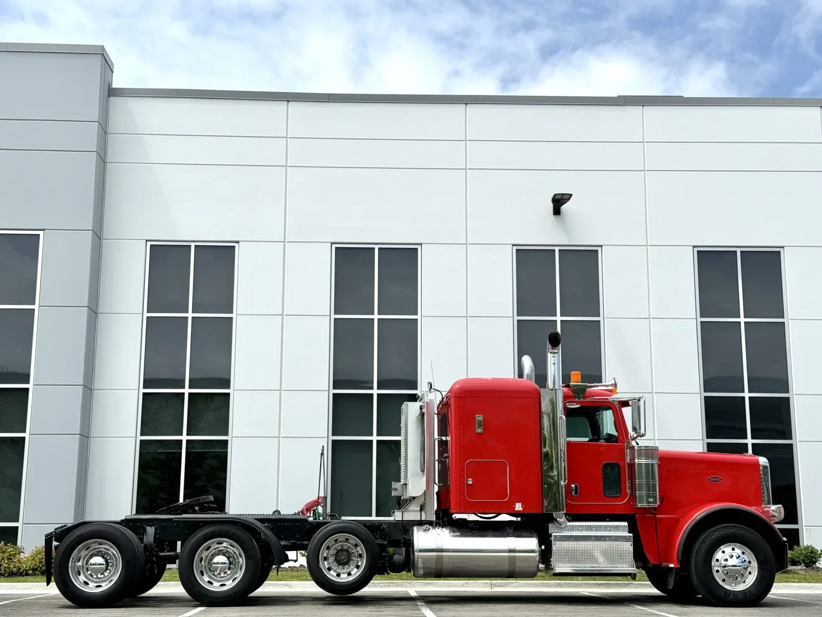 2014 Peterbilt 388 in New Lenox, IL — photo 3
