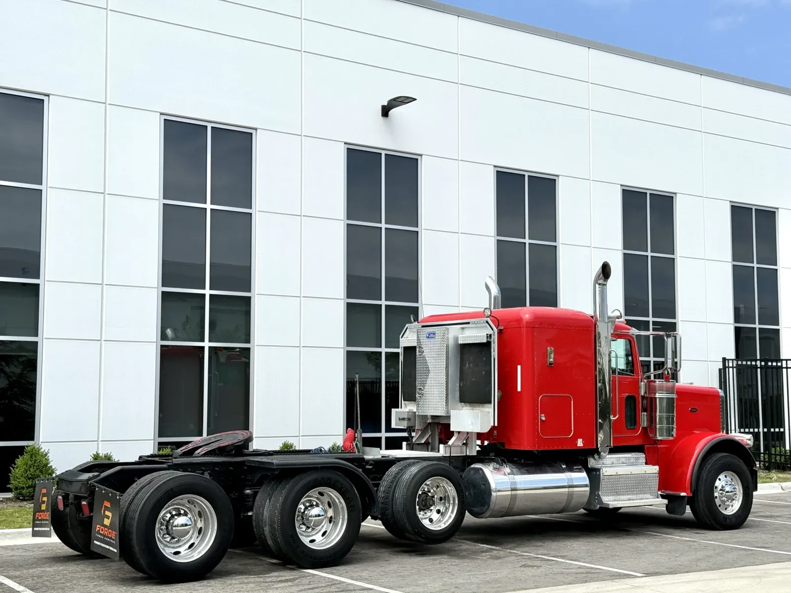 2014 Peterbilt 388 in New Lenox, IL — photo 5