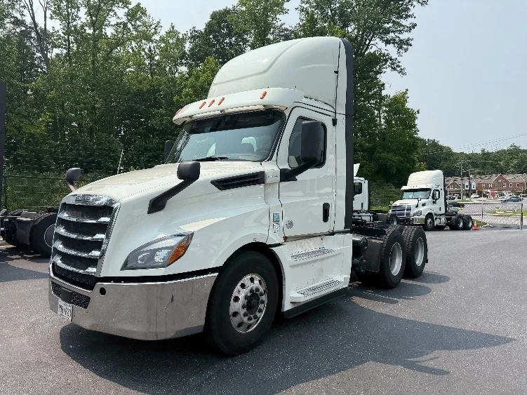 2019 Freightliner Cascadia in Jessup, MD — photo 3