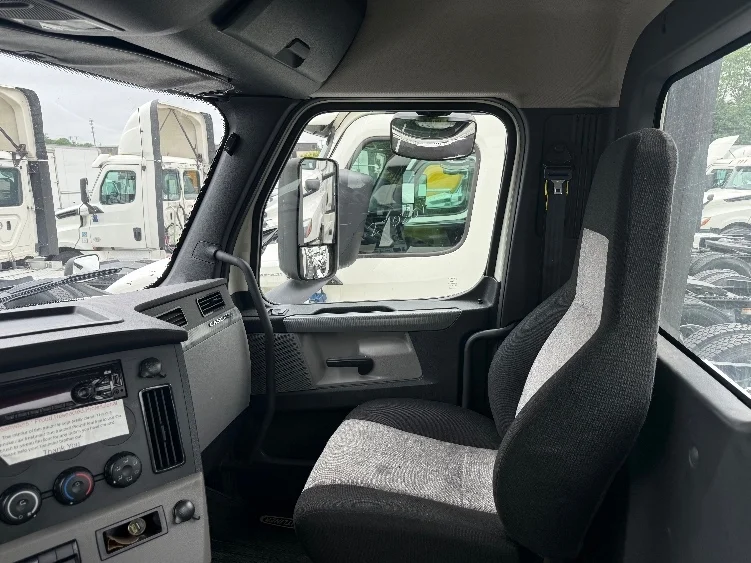 2019 Freightliner Cascadia in Jessup, MD — photo 10