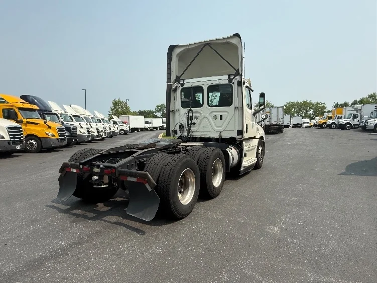 2019 Freightliner Cascadia in Jessup, MD — photo 7