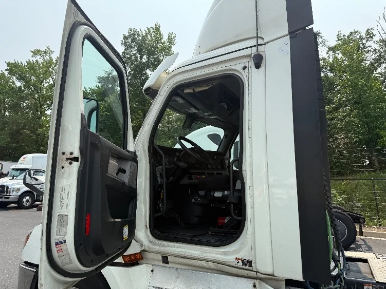2019 Freightliner Cascadia in Jessup, MD — photo 9