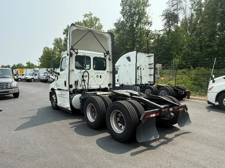 2019 Freightliner Cascadia in Jessup, MD — photo 5