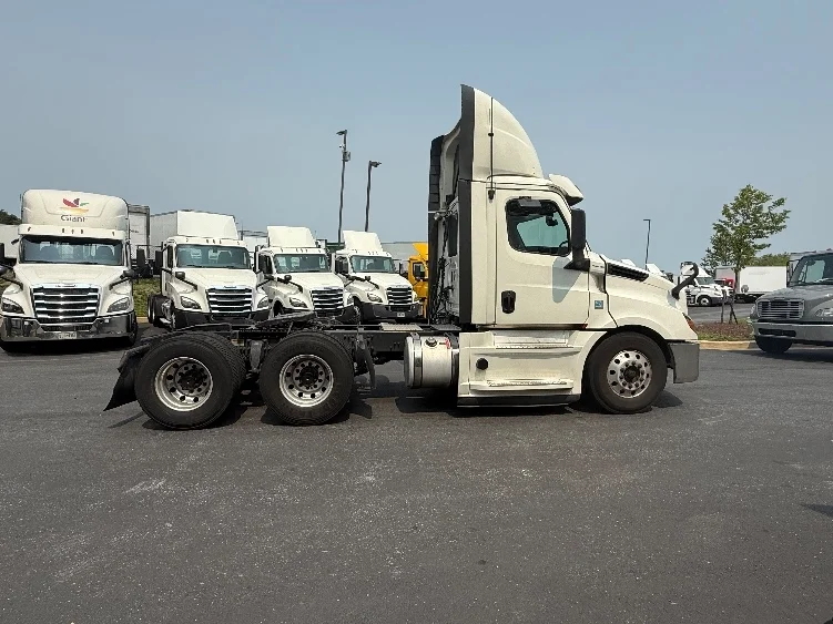 2019 Freightliner Cascadia in Jessup, MD — photo 8
