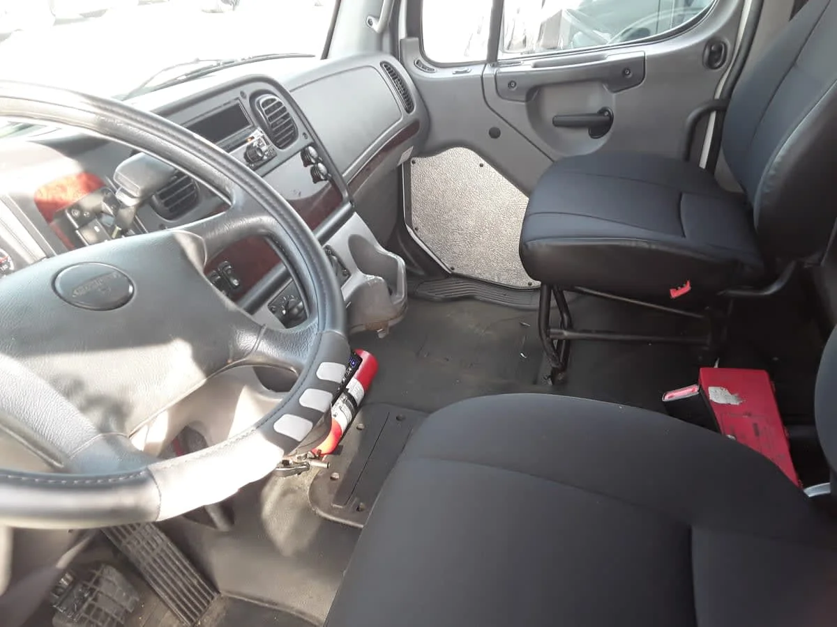 2018 Freightliner M2 106 - image 8