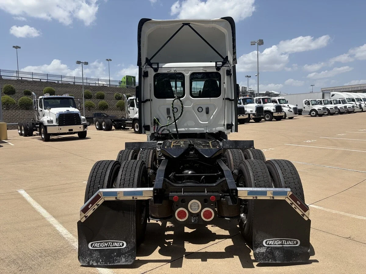 2027 Freightliner Cascadia — photo 4