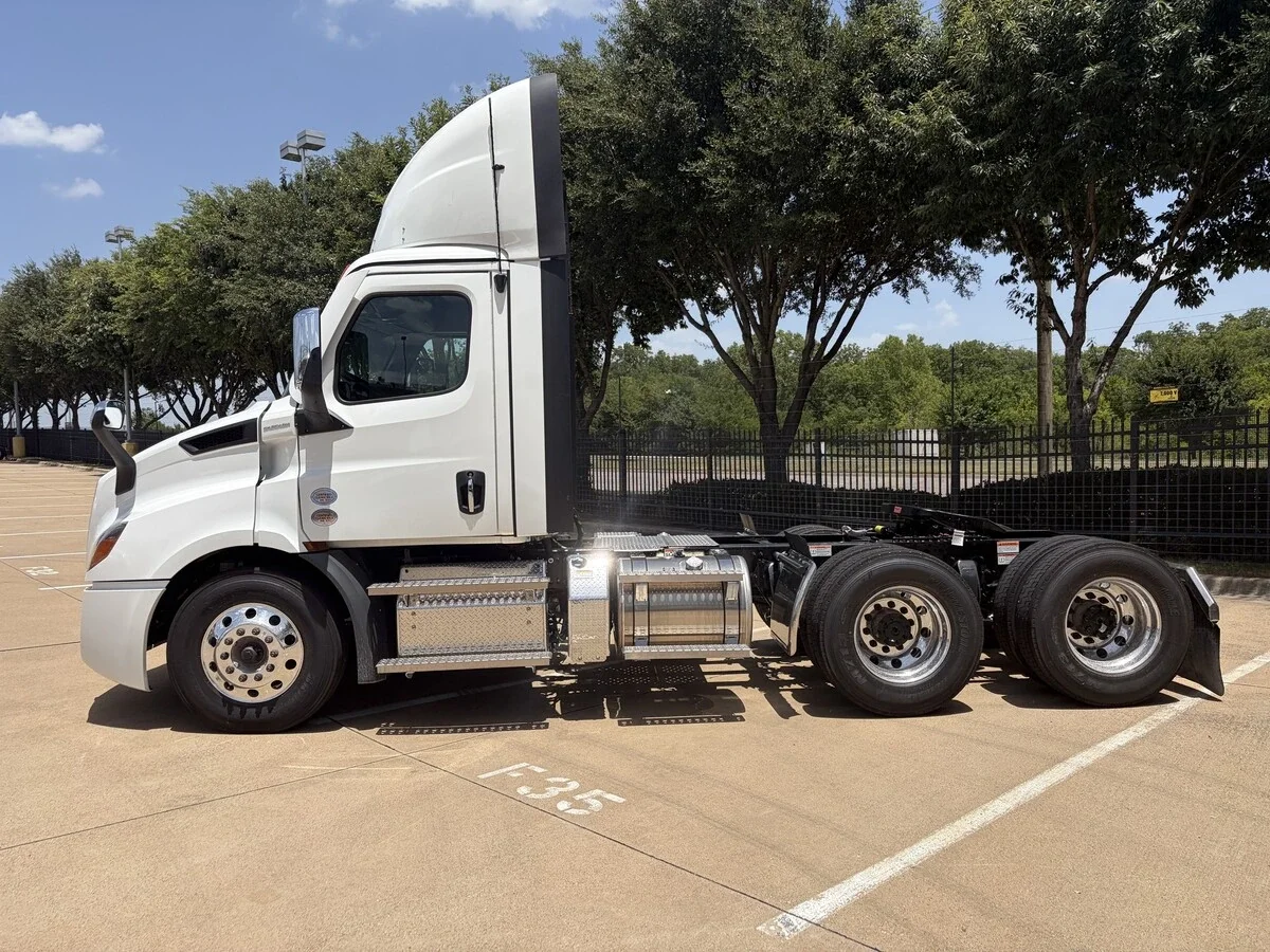 2027 Freightliner Cascadia — photo 2