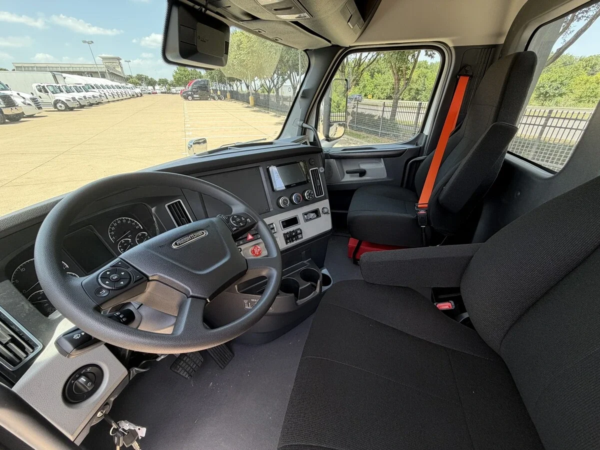 2027 Freightliner Cascadia — photo 9