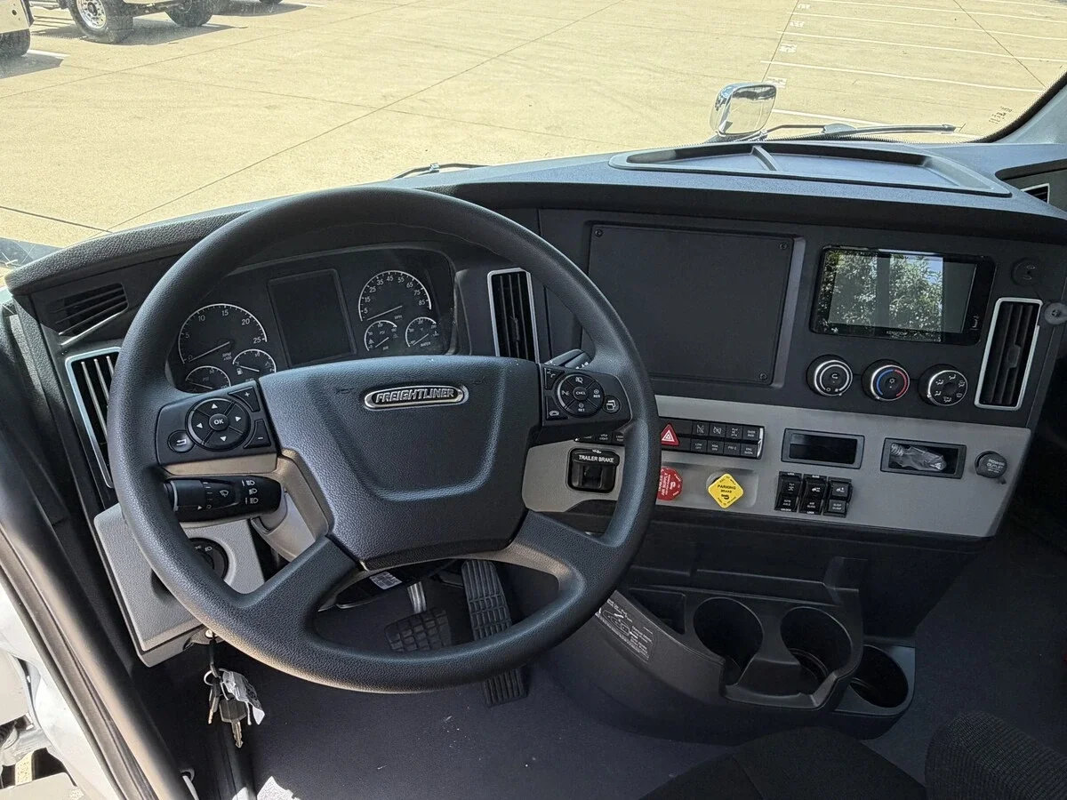 2027 Freightliner Cascadia — photo 10